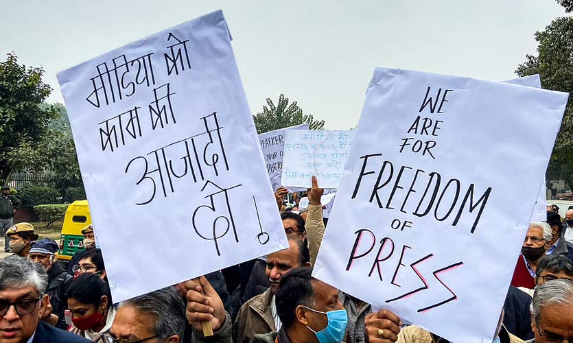 Journalists Protest "Lottery System" For Access To Parliament